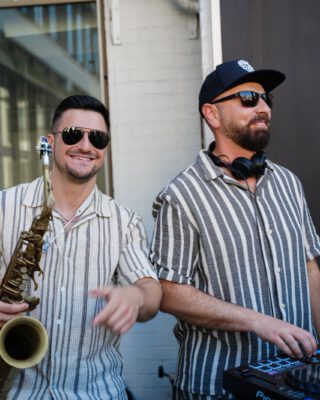 IMG_7621 DJ TOUCH am DJ-Pult gemeinsam mit einem Live-Saxophonisten